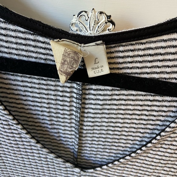 Francesca’s Striped Long Sleeve Pocket Top - Picture 2 of 4